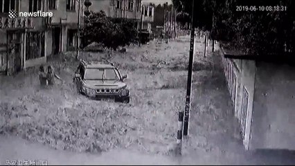 Heroic man risks his life to rescue 2 children during flash floods in China