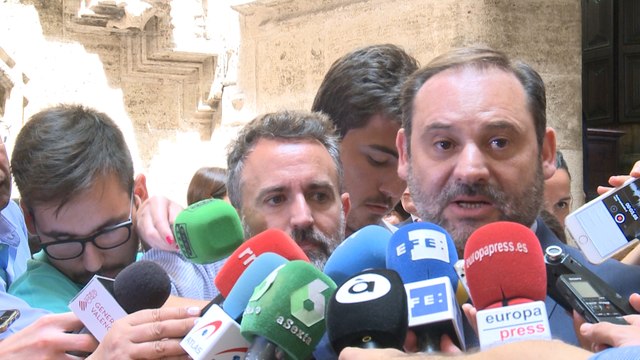 Ábalos apuesta por el diálogo para solucionar conflicto taxi