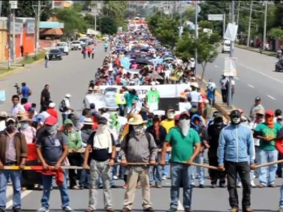 Saqueos y destrozos en el ayuntamiento de Iguala como protesta por la desaparición de 43 estudiantes