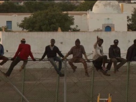 Llevan ya casi 14 horas subidos a la valla