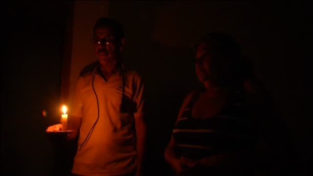 Los venezolanos retroceden en el tiempo y vuelven a vivir a la luz de una vela