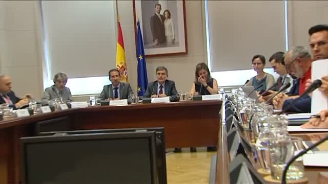 El sector VTC acusa al Ministerio de Fomento de ceder al chantaje del taxi