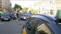 Quejas de comerciantes y vecinos en Barcelona por la huelga de taxistas