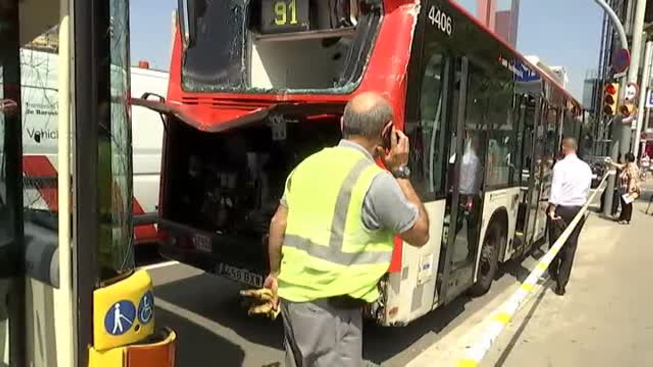Un aparatoso accidente en Barcelona deja más de una veintena de heridos