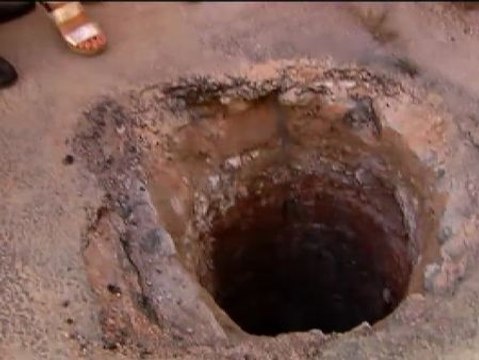 El Ayuntamiento de Elche procede a cegar el túnel que unos ladrones excavaron para robar un banco
