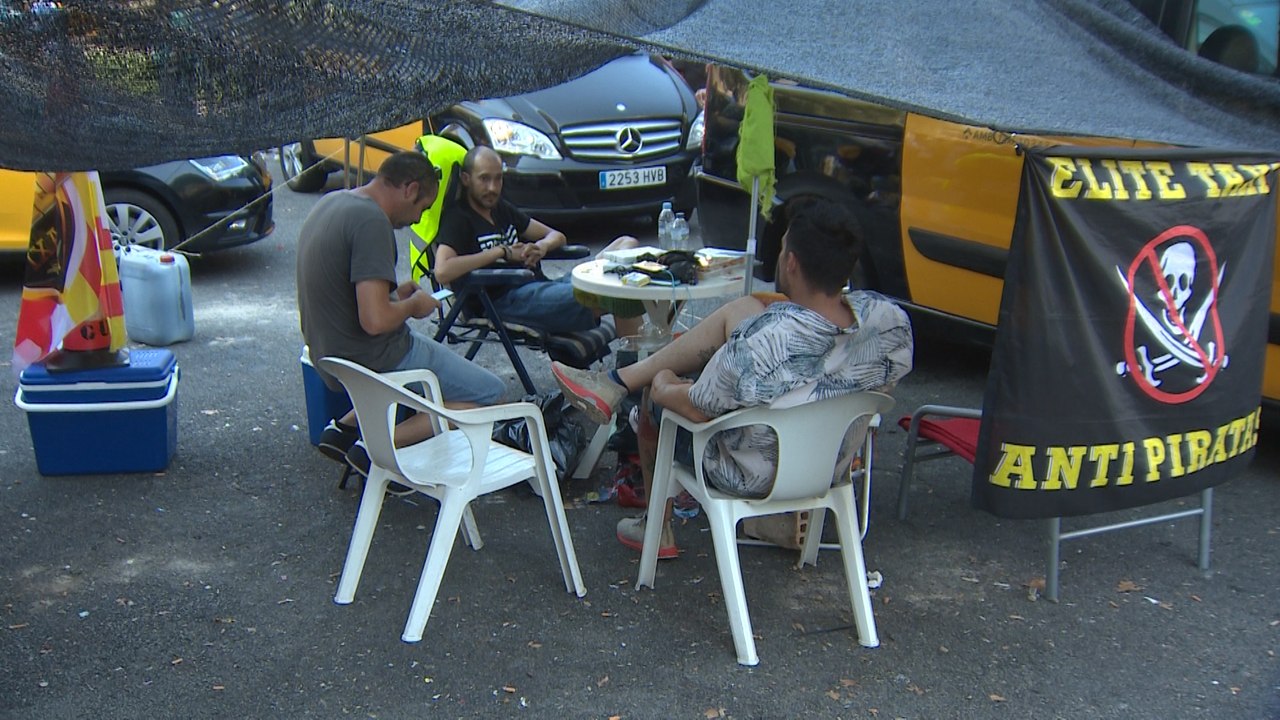 Los taxistas barceloneses siguen ocupando la Gran Via