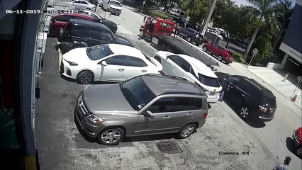 Un dépanneur attache mal la voiture en panne ainsi que sa dépanneuse !