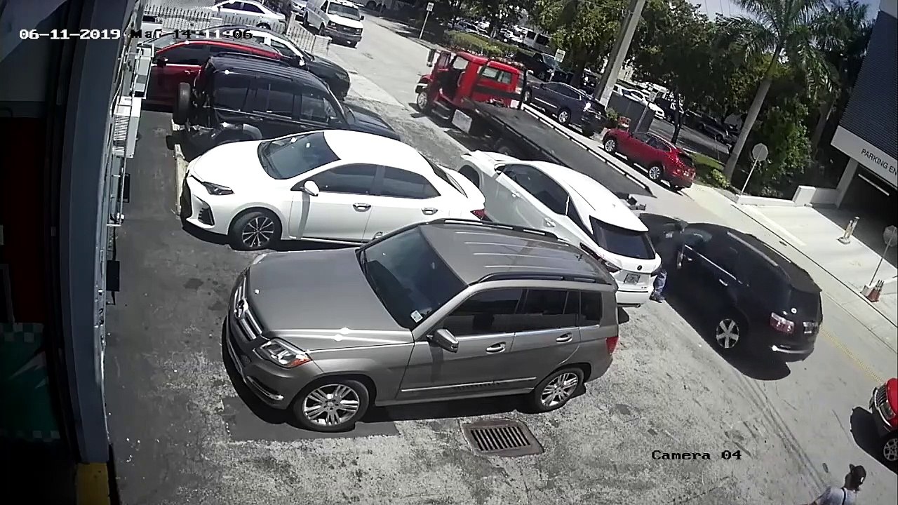 Un dépanneur attache mal la voiture en panne ainsi que sa dépanneuse !