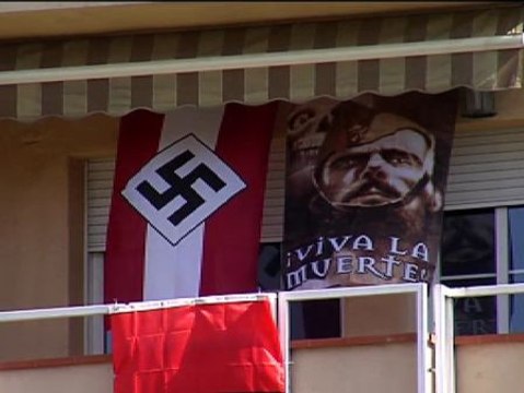 Un vecino de Sabadell exhibe banderas nazis en el balcón de su casa