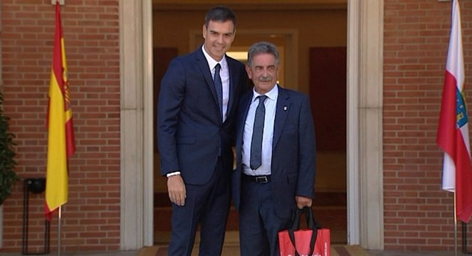 Sánchez recibe a Revilla en La Moncloa