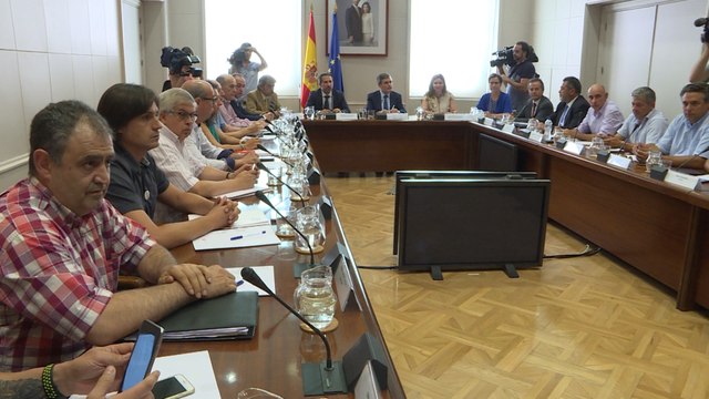 Fomento se reúne con representantes del taxi