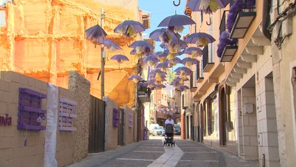 Brihuega "colorea" sus calles de morado