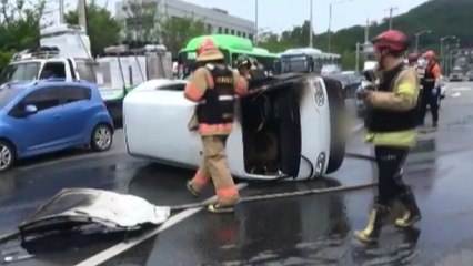 추돌 뒤 넘어진 승합차에서 불...1명 다쳐 / YTN