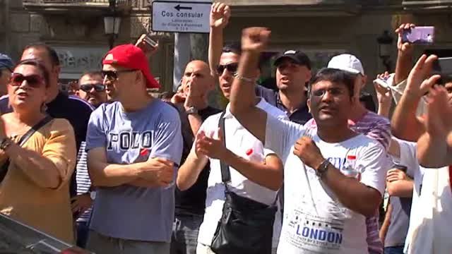 Los taxistas amenazan con paralizar la economía del país si Fomento no acepta sus exigencias