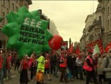 Miles de funcionarios ingleses claman contra la austeridad y piden aumentos de salarios