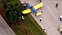 Una avioneta aterriza en mitad de una carretera en Chicago