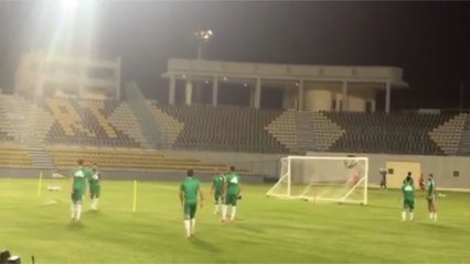 المنتخب الجزائري يبدأ مرانه على استاد بتروسبورت