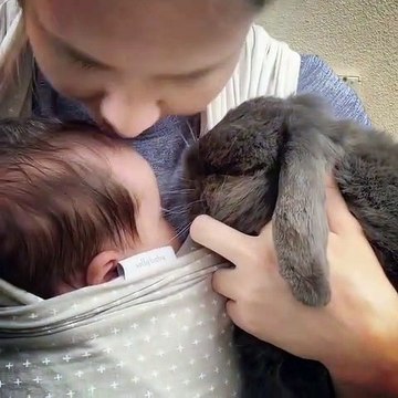 Admirez les deux bébés de cette femme. Trop chou !