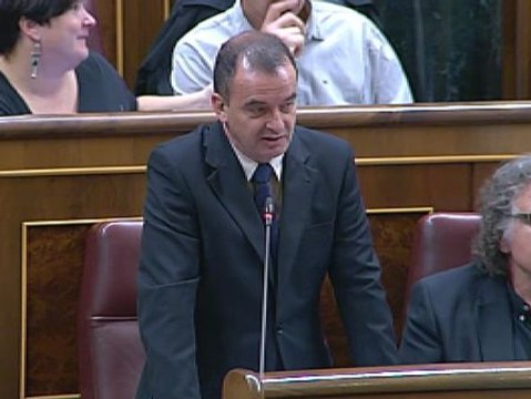 ERC muestra una papeleta electoral del 9N en la sesión de control al Gobierno en el Congreso