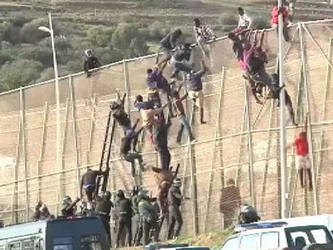 Duros enfrentamietos en nuevo intento de salto de la valla en Melilla