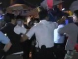 Crudos enfrentamientos entre los manifestantes y la policía en Hong Kong