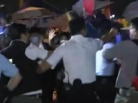Crudos enfrentamientos entre los manifestantes y la policía en Hong Kong