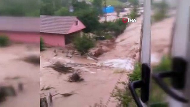 Şiddetli yağış seli beraberinde getirdi...Küçük çocuğun sel sularına kapıldığı iddiası