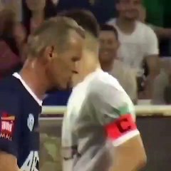 Cet arbitre se moquent d'un joueur impliqué dans une embrouille !