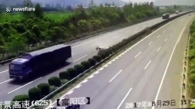 Une fillette éjectée d'une voiture sur l'autoroute s'en sort indemne... Miraculée