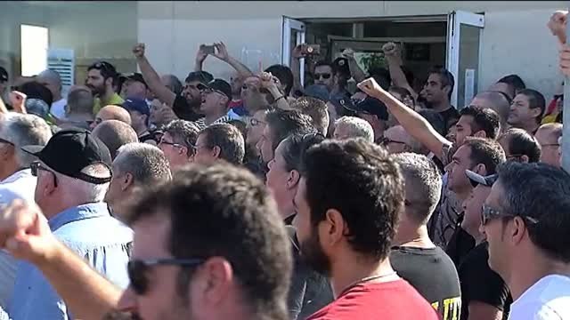 Los taxistas de Barcelona inician una marcha lenta para colapsar el tráfico de la ciudad