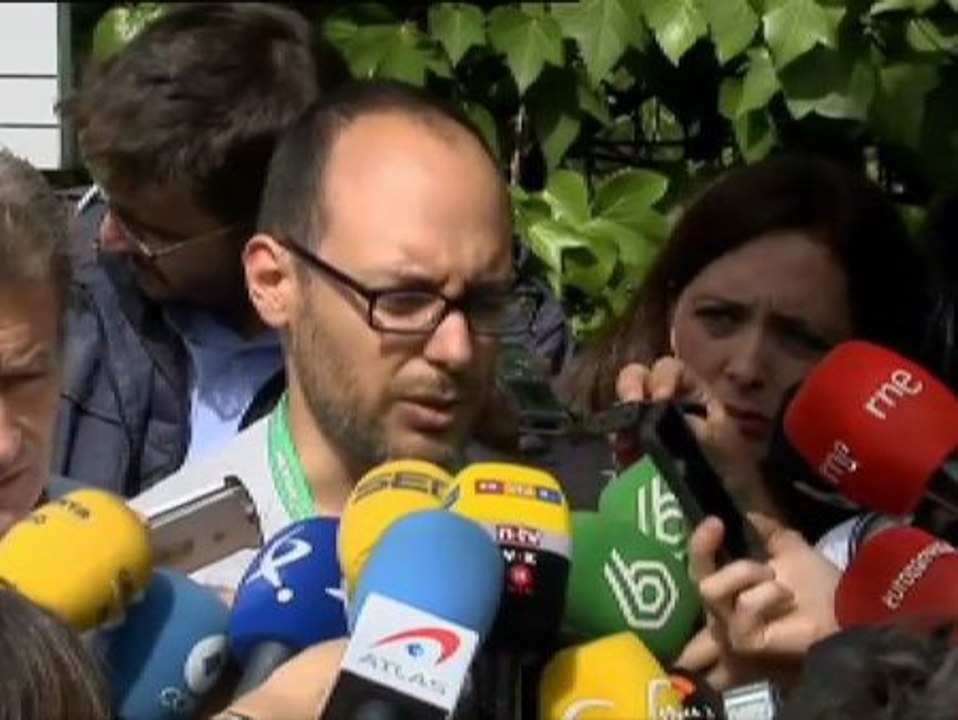 La enfermera admite que pudo tocarse la cara con uno de los guantes al retirarse el traje de protección, según uno de los médicos que la atiende