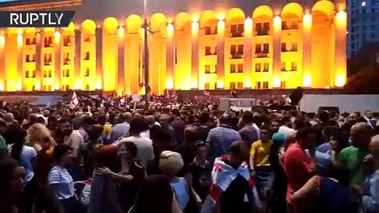 Komşu karıştı! Göstericiler parlamento binasına saldırıyor