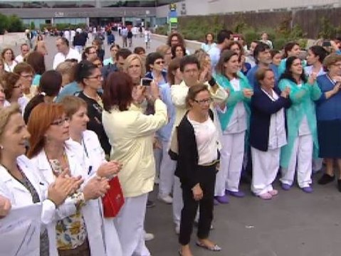 Los sanitarios protestan por el contagio de una de sus compañeras