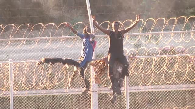 Cientos de inmigrantes cruzan la valla de Ceuta