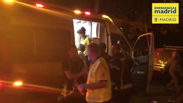 Los bomberos rescatan a dos ancianos que estaban atrapados por las llamas en su casa en Madrid