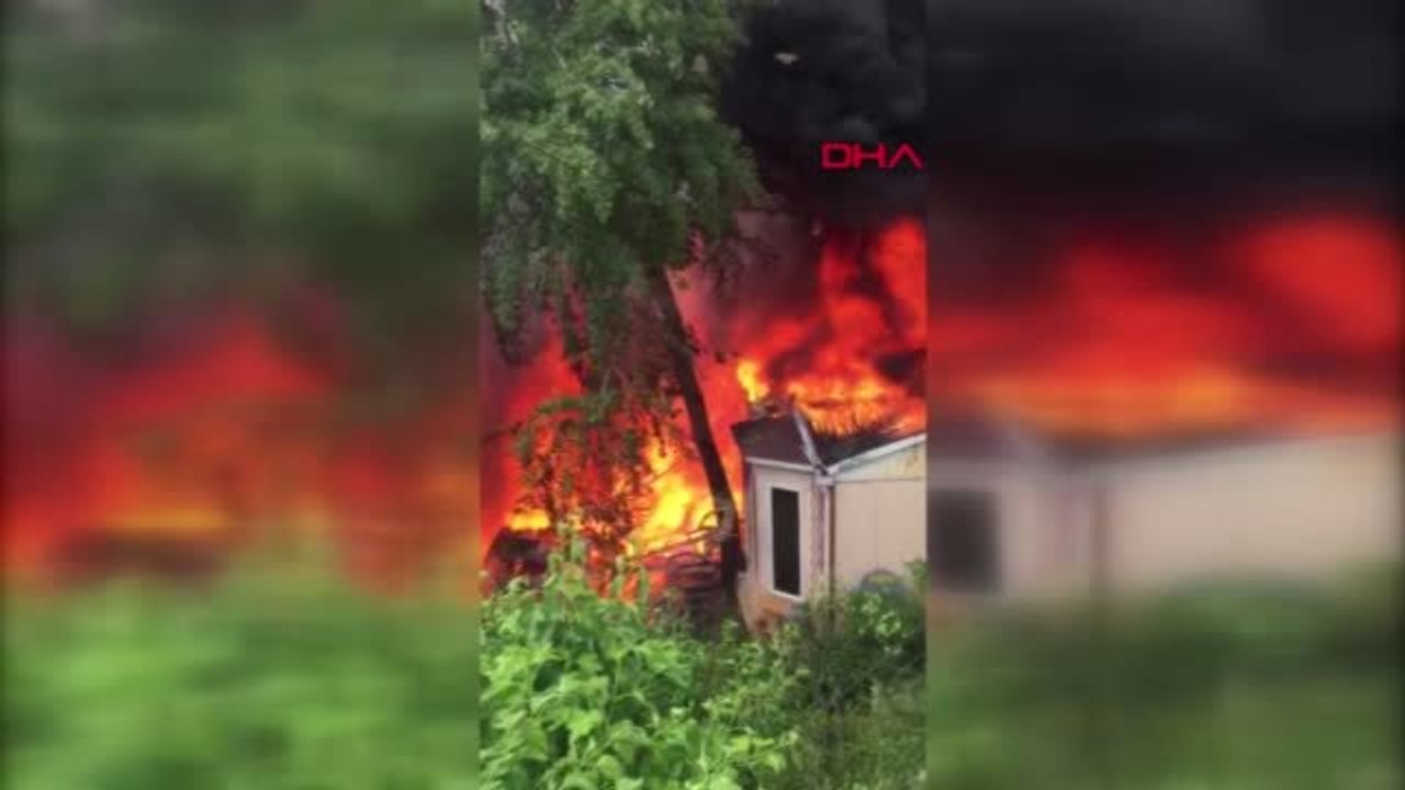 ÇEKMEKÖY'DE EV YANGINI; FELÇLİ KİŞİ YANGIN BÜYÜMEDEN DIŞARI ÇIKARILDI