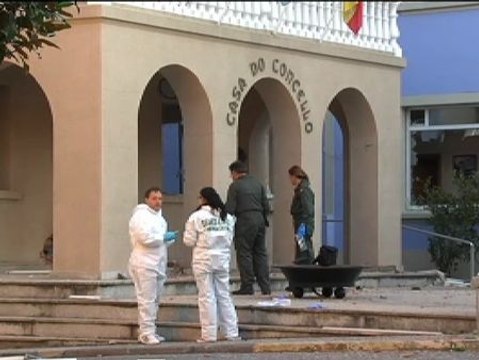 Una fuerte explosión causa graves daños en el Ayuntamiento de Baralla (Lugo)