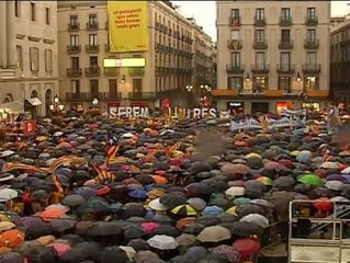 Descargar video: Manifestaciones ante los Ayuntamientos catalanes en defensa de la consulta