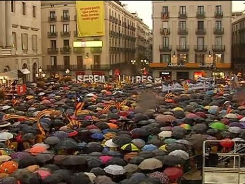 Manifestaciones ante los Ayuntamientos catalanes en defensa de la consulta
