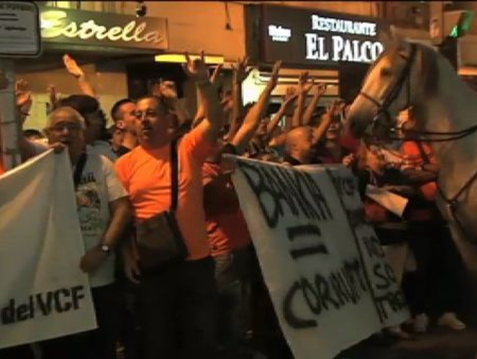 Multitudinaria protesta contra Bankia en Mestalla