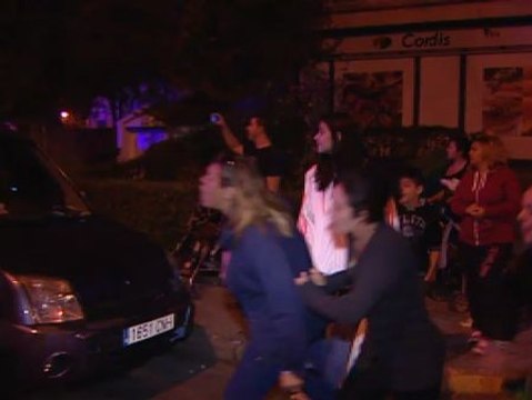 Gritos vecinales a la salida de Antonio Ortiz de los registros