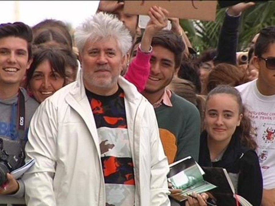 Pedro Almodóvar revoluciona el festival de San Sebastián a su llegada