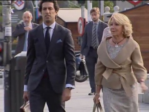 Gritos de 'Chorizos!' y 'Falsa!' a la salida de Esperanza Aguirre del juzgado