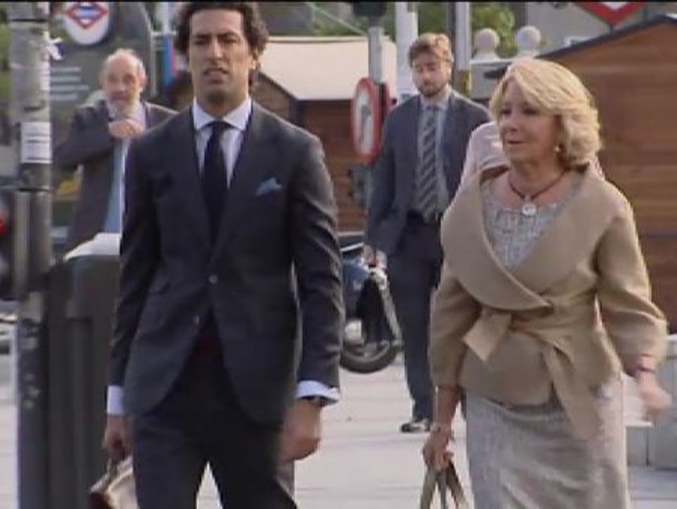 Gritos de 'Chorizos!' y 'Falsa!' a la  salida de Esperanza Aguirre del juzgado