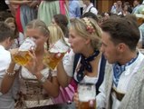 Litros de cerveza inauguran el Oktoberfest
