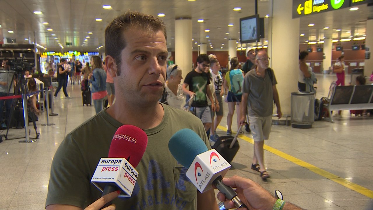 Pasajeros afectados lamentan la huelga de Ryanair