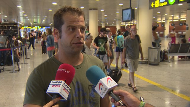 Pasajeros afectados lamentan la huelga de Ryanair