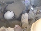 Rescatan con vida a un niño atrapado entre los escombros tras un bombardeo sirio