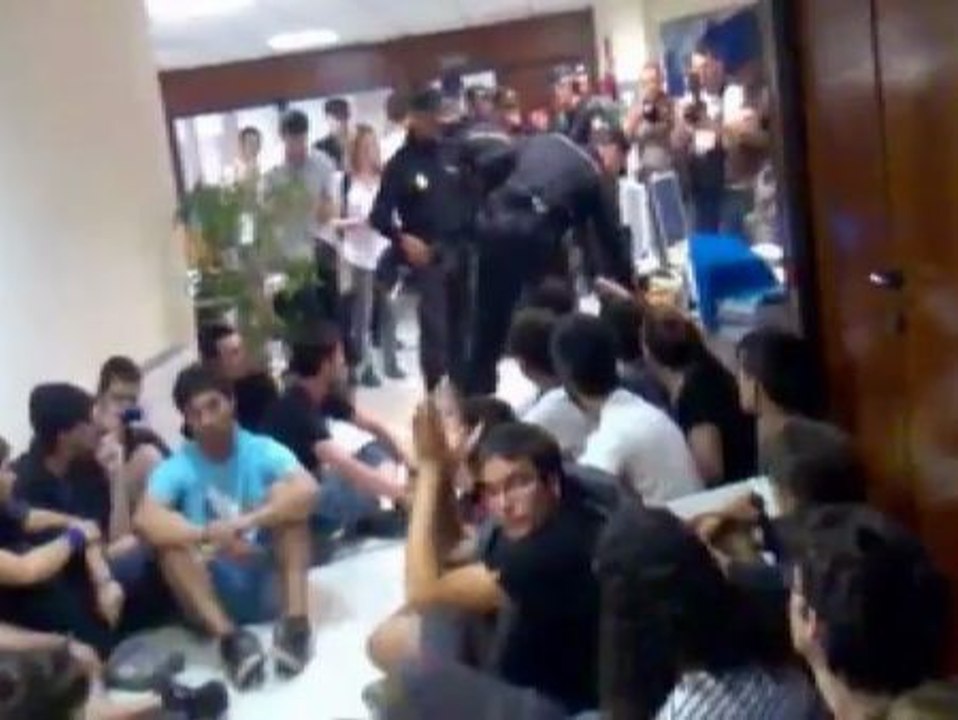 Multas de 720 euros a los jóvenes que asaltaron la consejería de Educación