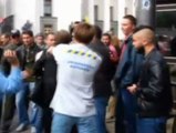Tiran a la basura a un diputado ucraniano